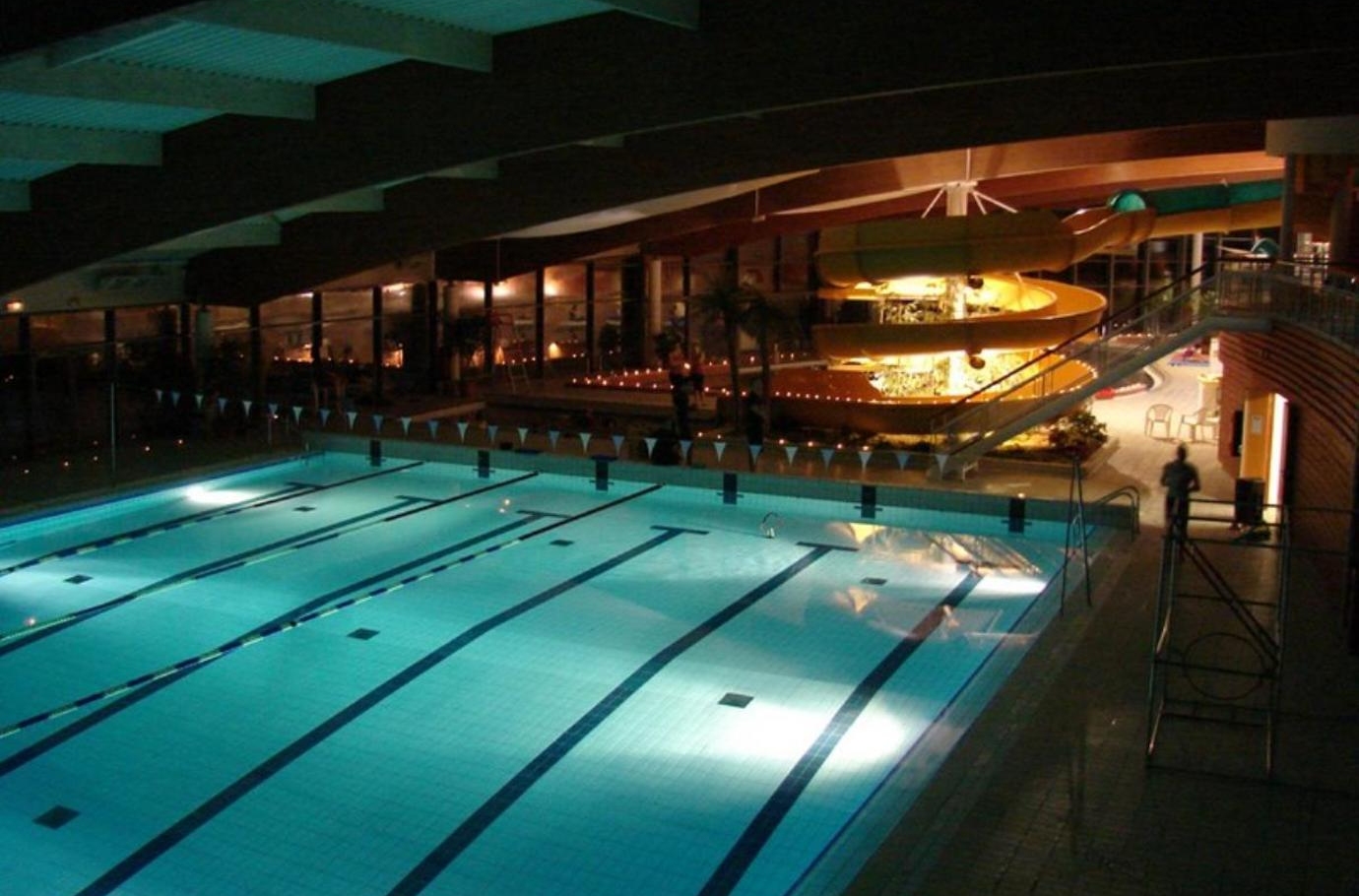 Commune de Vire Normandie - La piscine en ouverture nocturne - office du tourisme du Calvados Commune de Vire Normandie - La piscine en ouverture nocturne - office du tourisme du Calvados