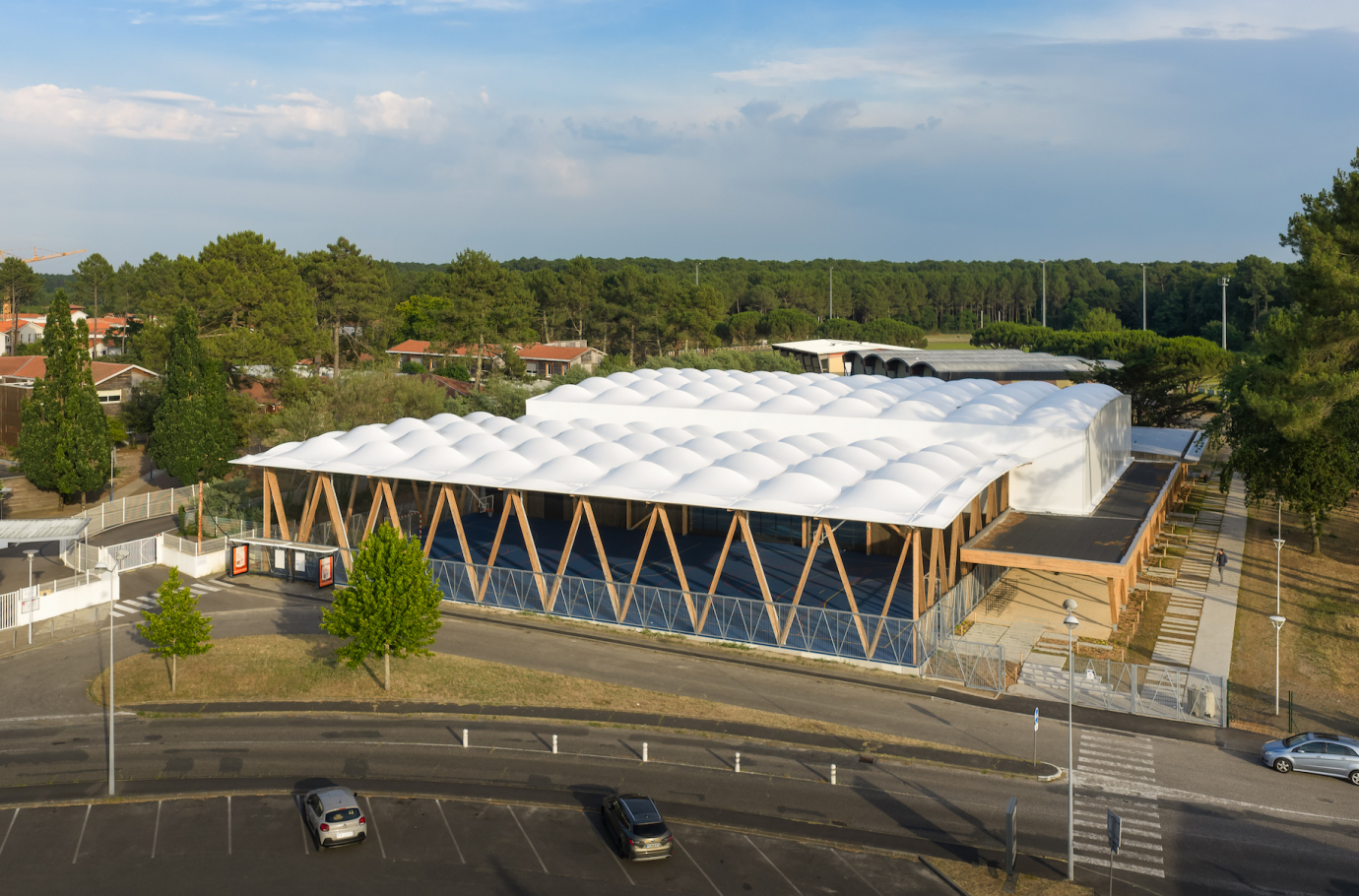 Ville de Mimizan - Nouveau complexe sportif couvert, Julien Delmas / Loïc Loisel architectes, Arthur Péquin Photographe (© arthur péquin photographe)