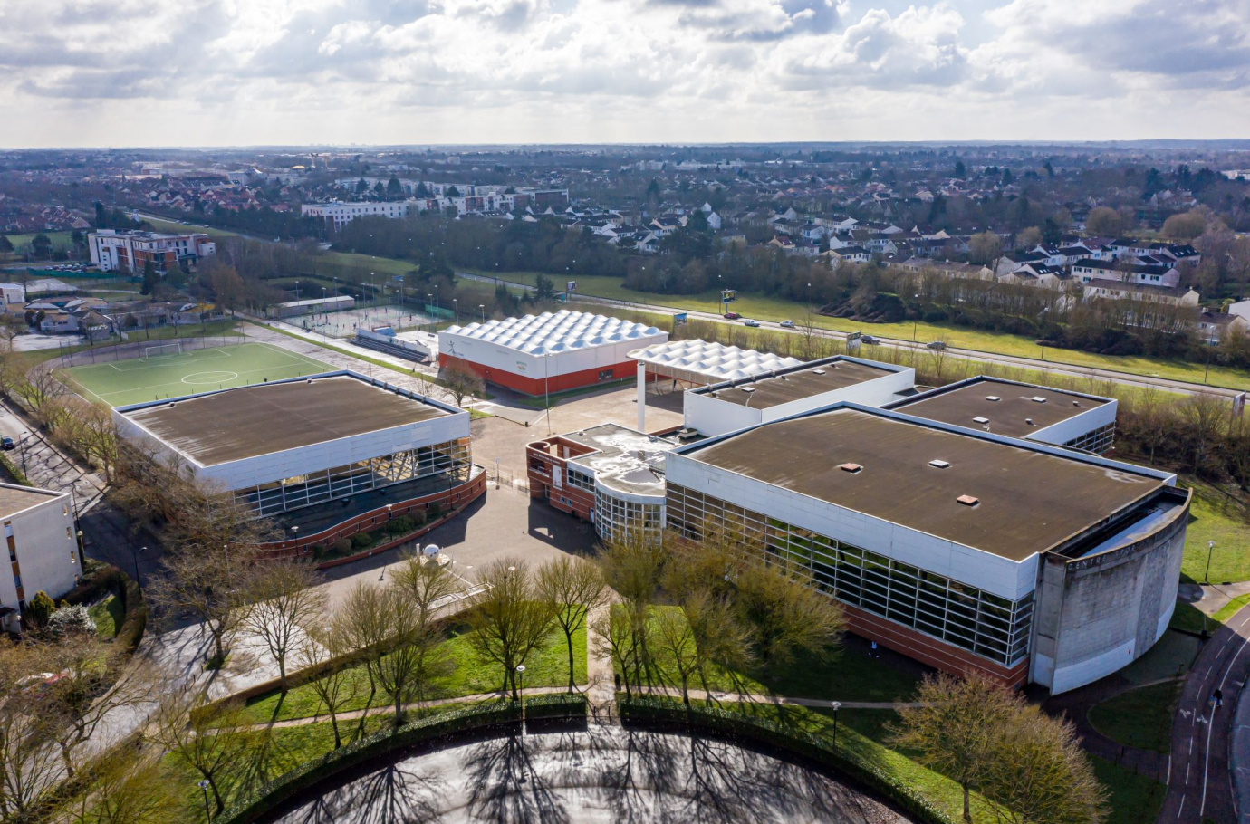 Ville de Montigny-le-Bretonneux - Le complexe par drone (Ville) Ville de Montigny-le-Bretonneux - Le complexe par drone (Ville)