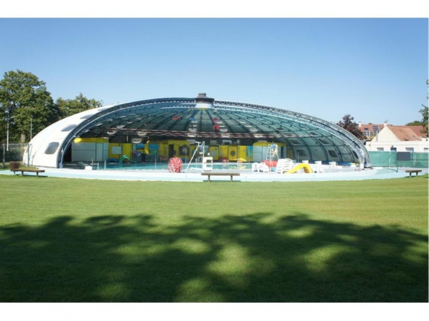 La piscine existante, coupole ouverte - Ville des Mureaux
