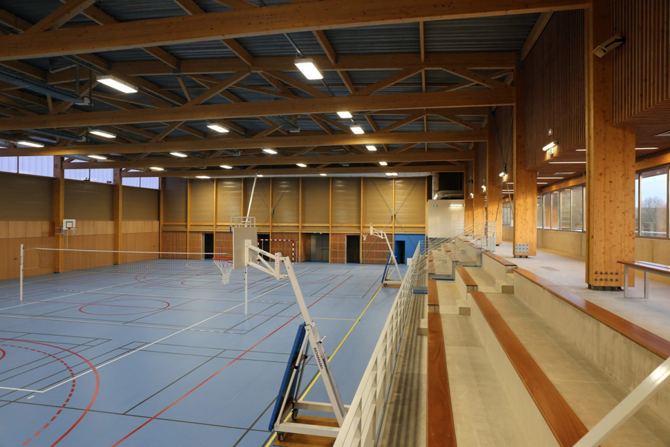 Vue intérieure de la salle multisports - Bourgueil & Rouleau architectes Vue intérieure de la salle multisports - Bourgueil & Rouleau architectes